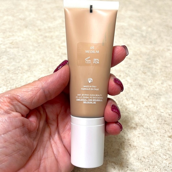 BNIB GLOWISH BY HUDA BEAUTY MULTI DEW SKIN TINT MEDIUM 05 - Picture 9 of 14